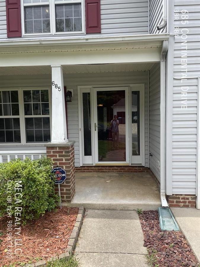 685 Continental Dr - Photo 2 of 20