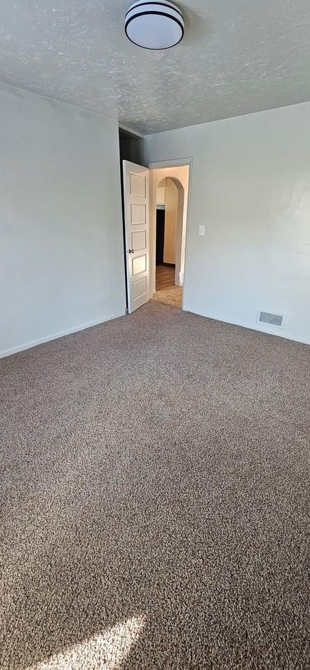 701 E 200 N - Photo 5 of 9