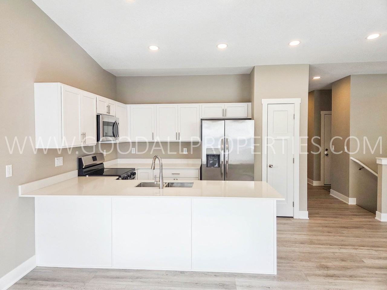 640 Nw Rosemont Dr - Photo 2 of 30