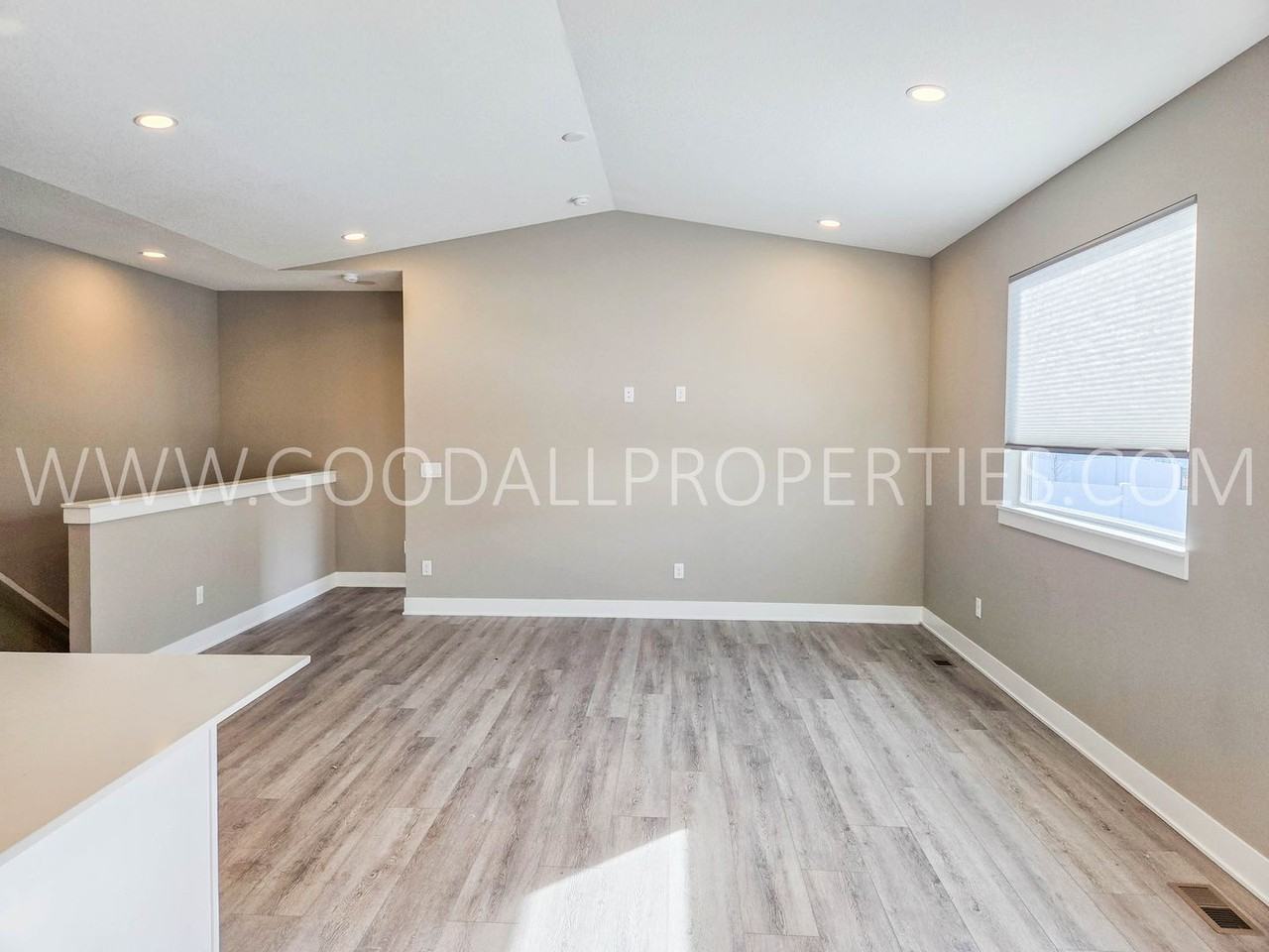 640 Nw Rosemont Dr - Photo 4 of 30