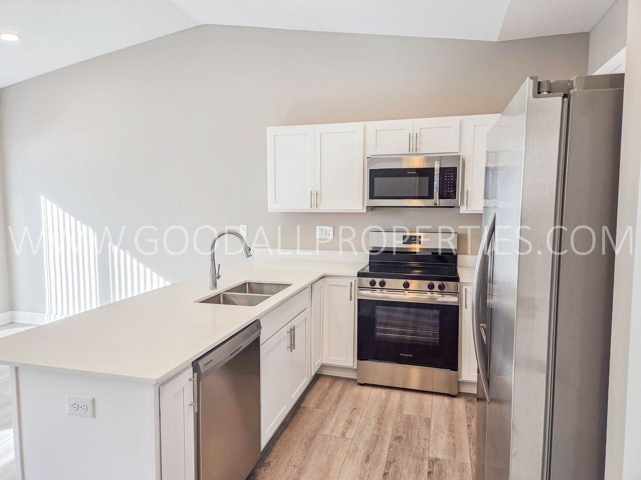 640 Nw Rosemont Dr - Photo 5 of 30