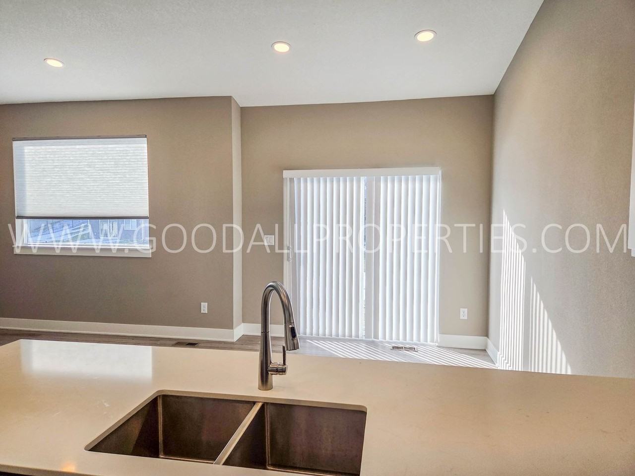 640 Nw Rosemont Dr - Photo 7 of 30