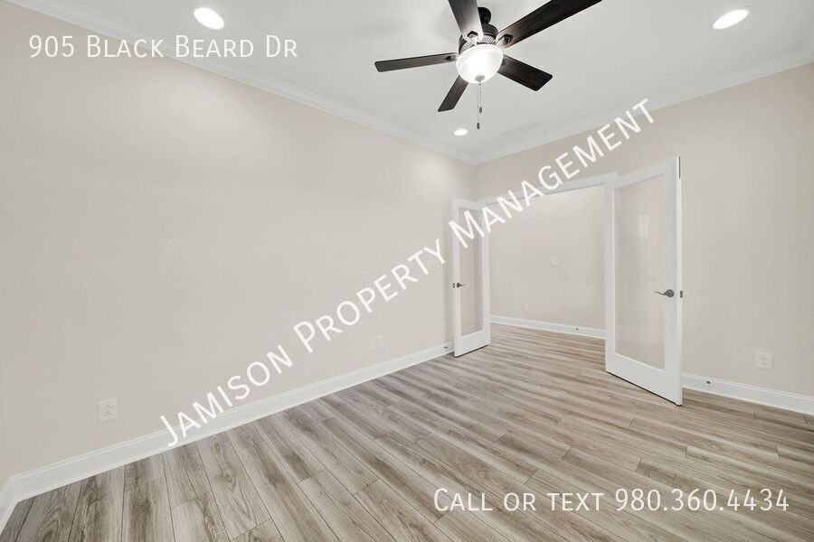 905 Black Beard Dr - Photo 4 of 32