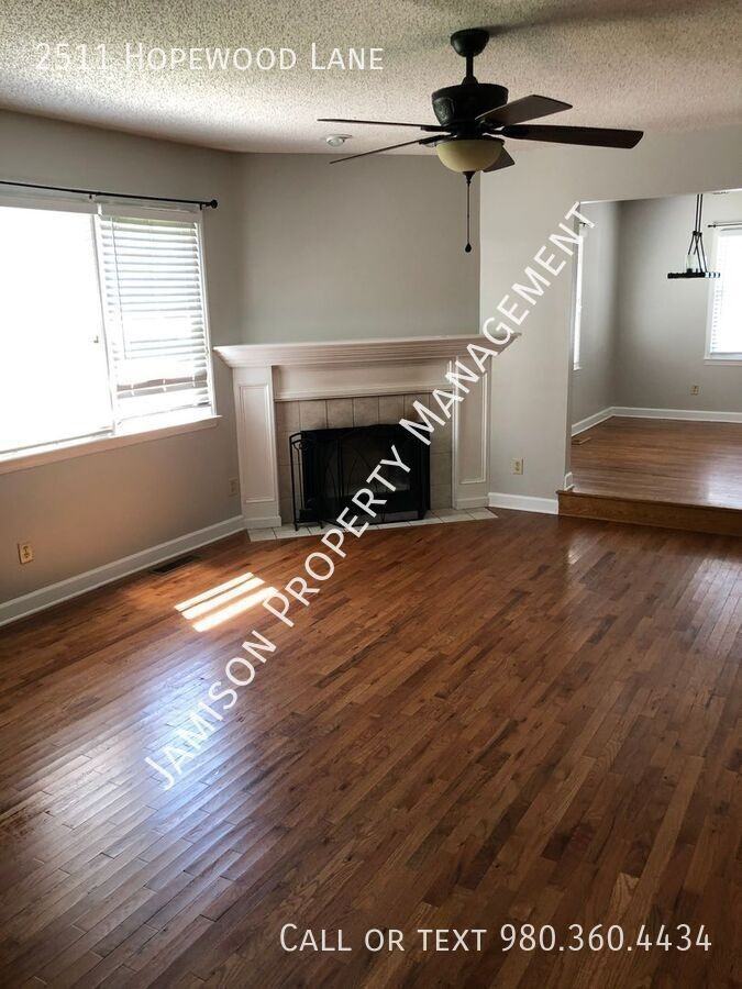 2511 Hopewood Ln - Photo 2 of 11