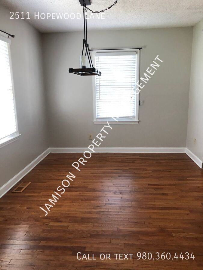 2511 Hopewood Ln - Photo 3 of 11