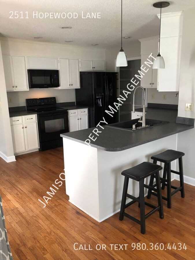 2511 Hopewood Ln - Photo 4 of 11