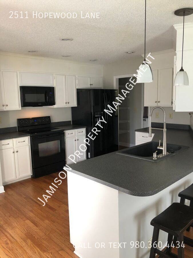 2511 Hopewood Ln - Photo 5 of 11