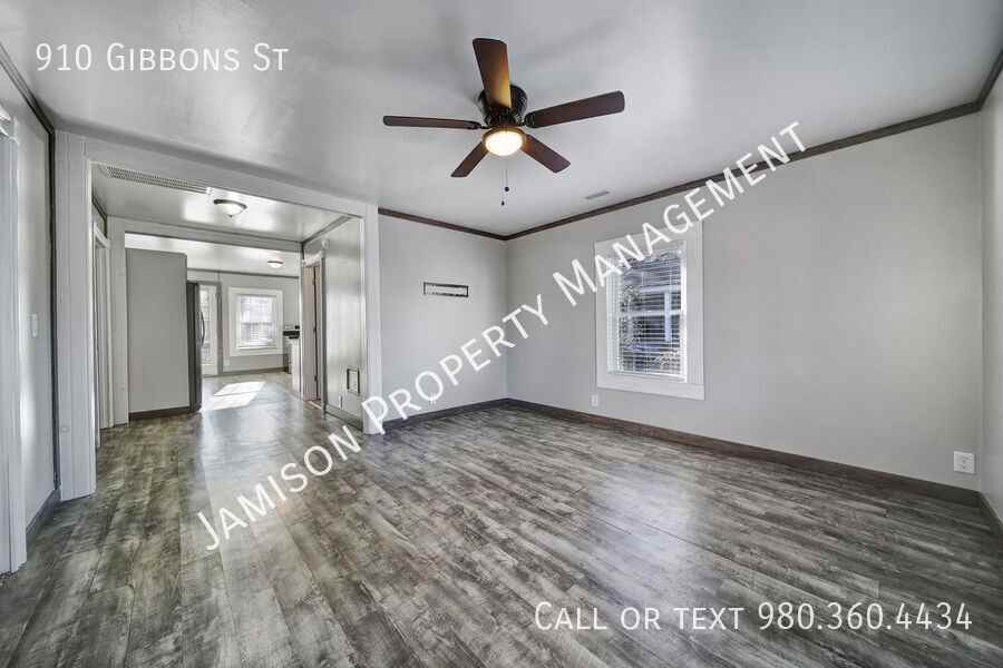 910 Gibbons St - Photo 3 of 18