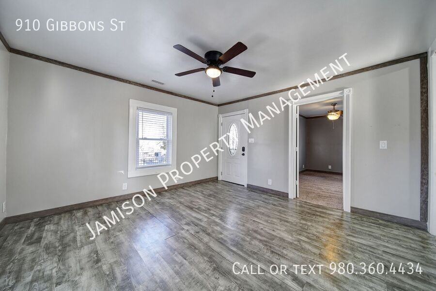 910 Gibbons St - Photo 4 of 18