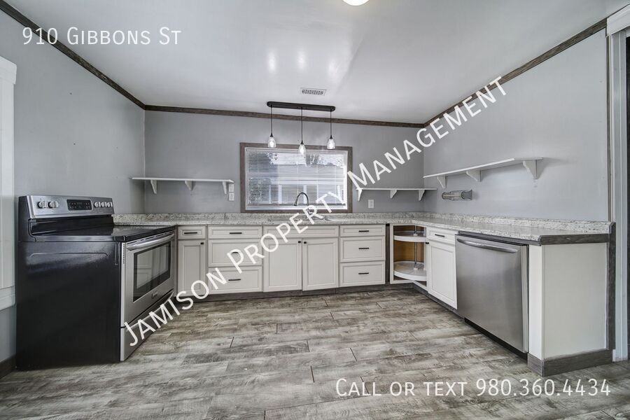 910 Gibbons St - Photo 7 of 18