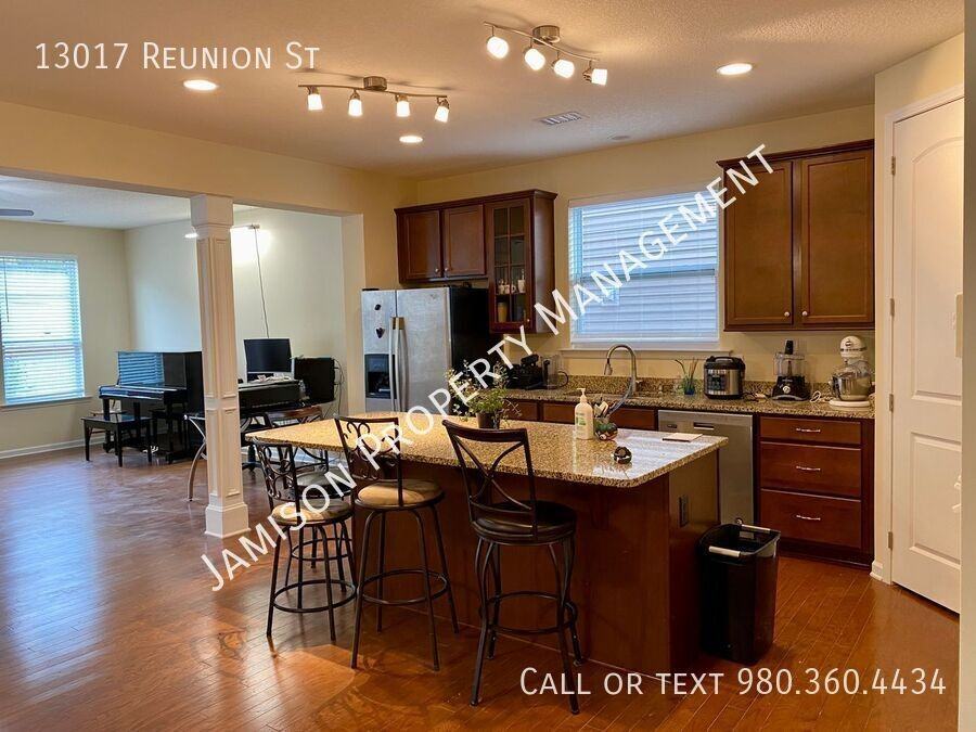 13017 Reunion St - Photo 3 of 14