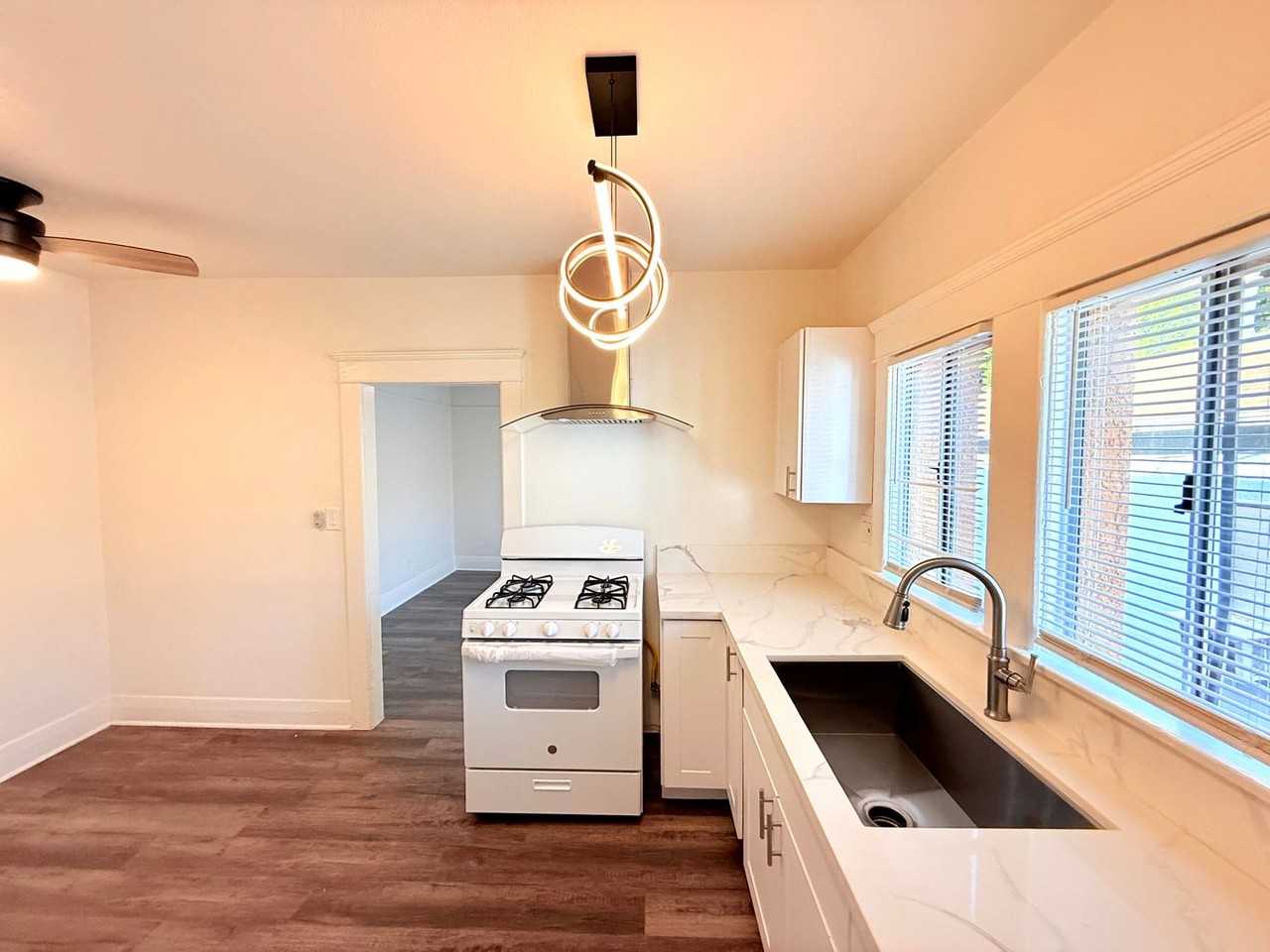 1908-1910.5 Daly Street - Photo 4 of 22