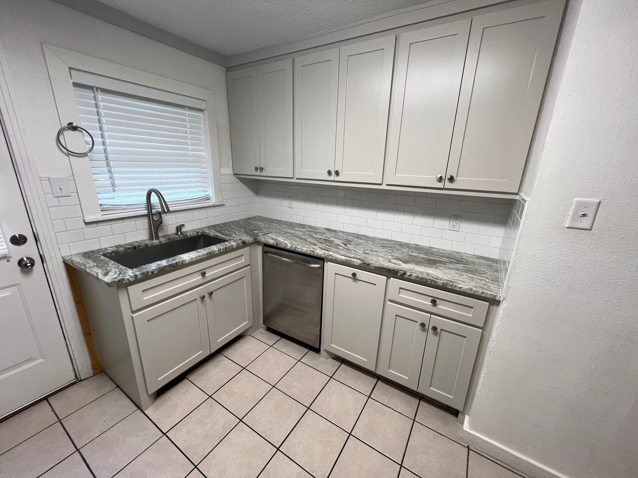 128 N 26th St #B - Photo 3 of 12