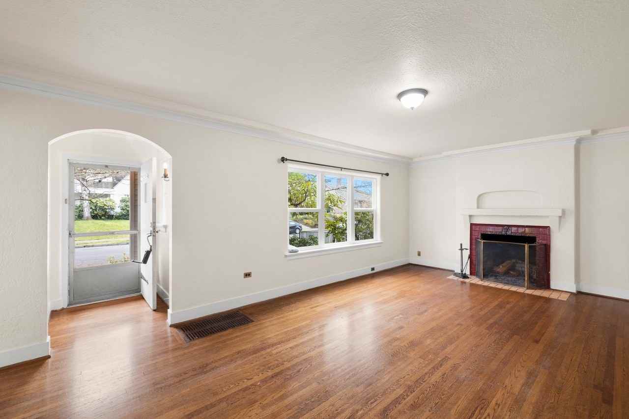 7036 Se 18th Ave - Photo 3 of 38