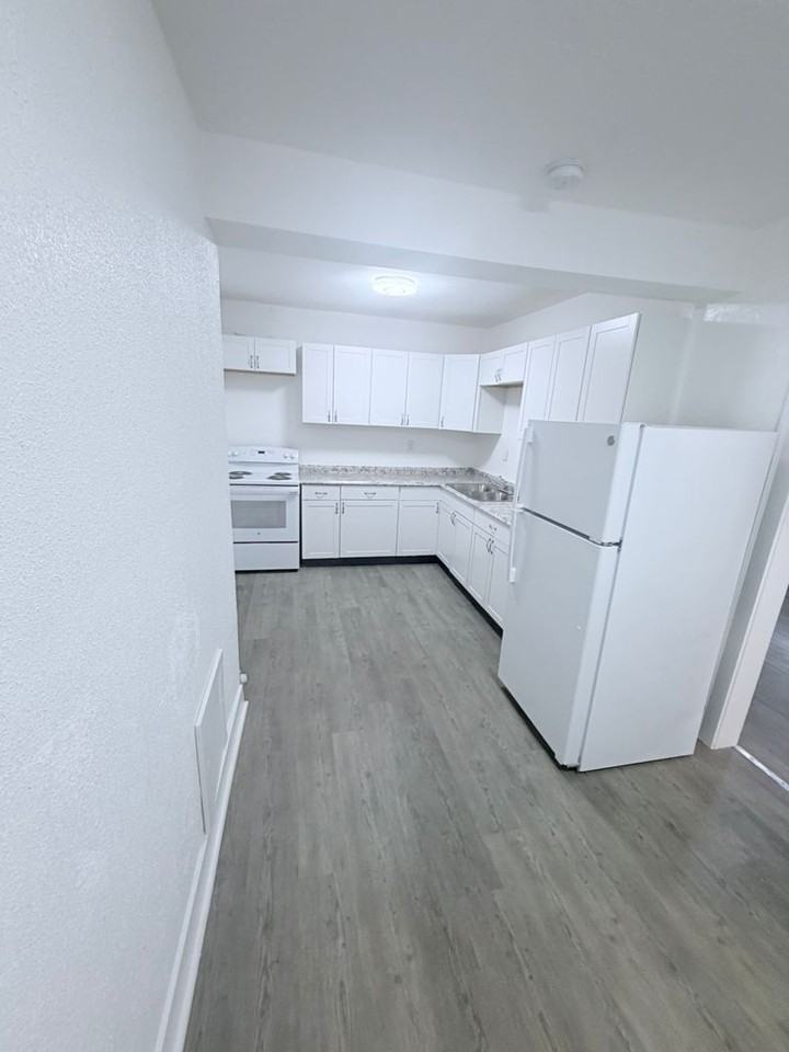 13671 Euclid - Photo 7 of 17