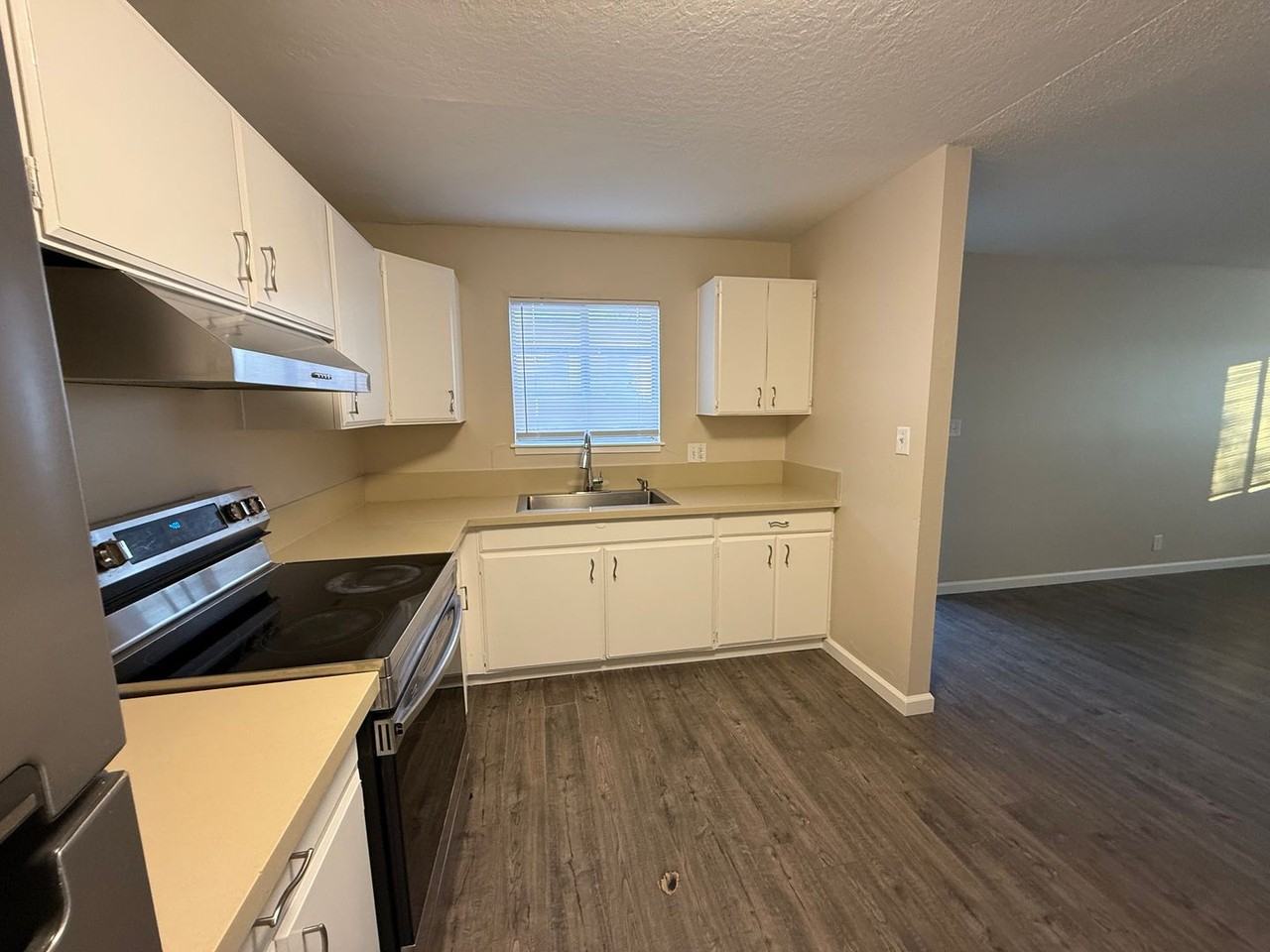 420 Lee St - Photo 3 of 11