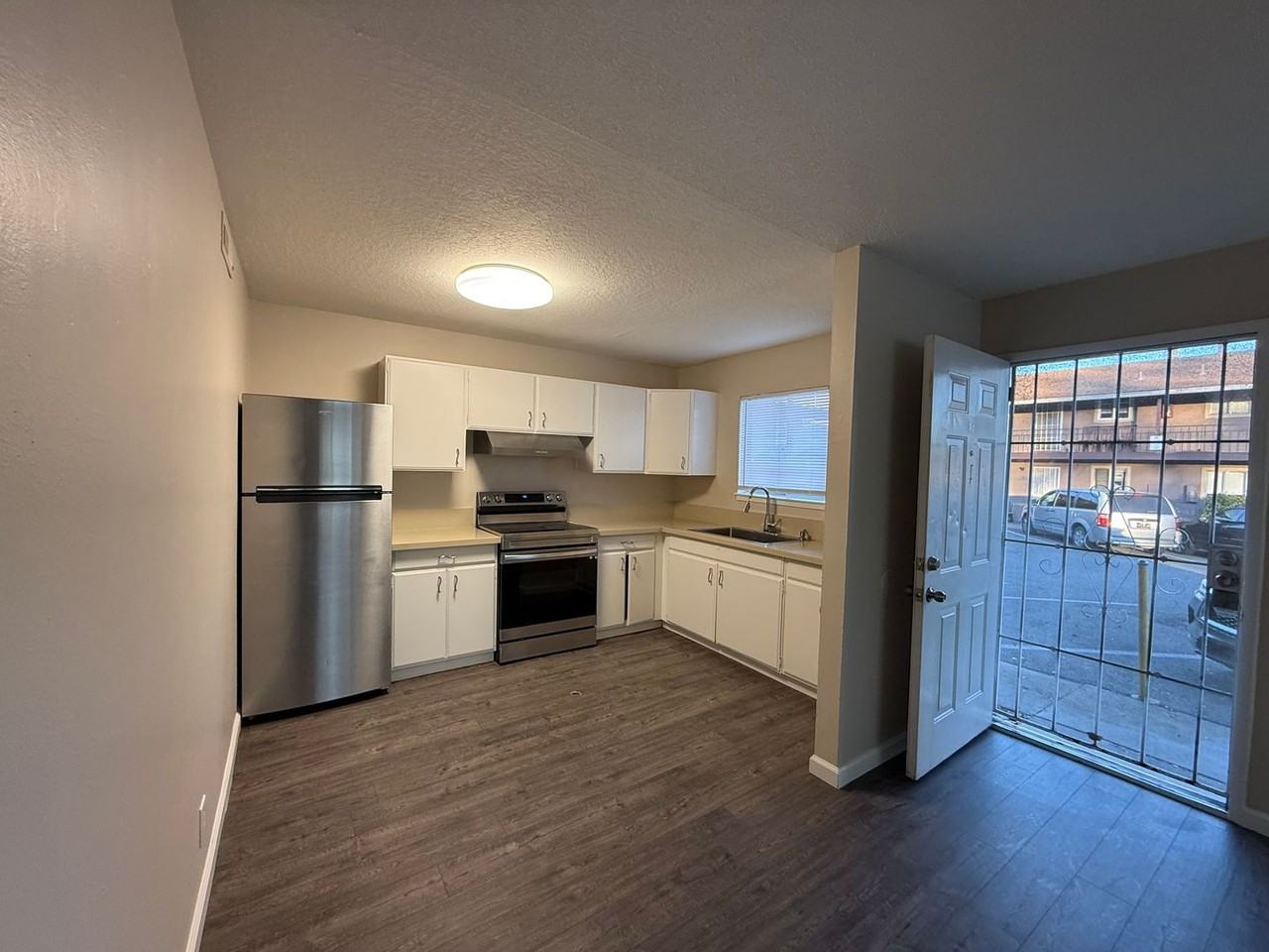 420 Lee St - Photo 4 of 11