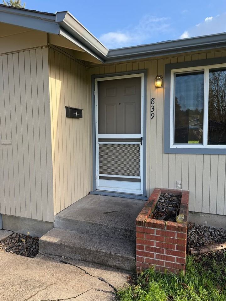 839 3rd Pl - Photo 4 of 27