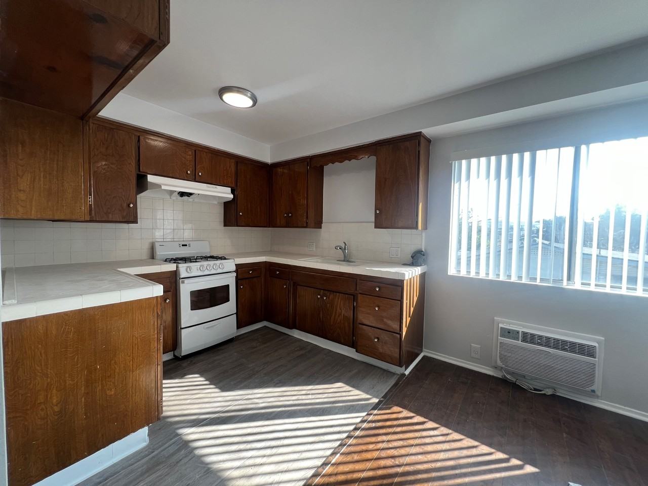 411 N. CHAPEL AVE (226) - Photo 2 of 9