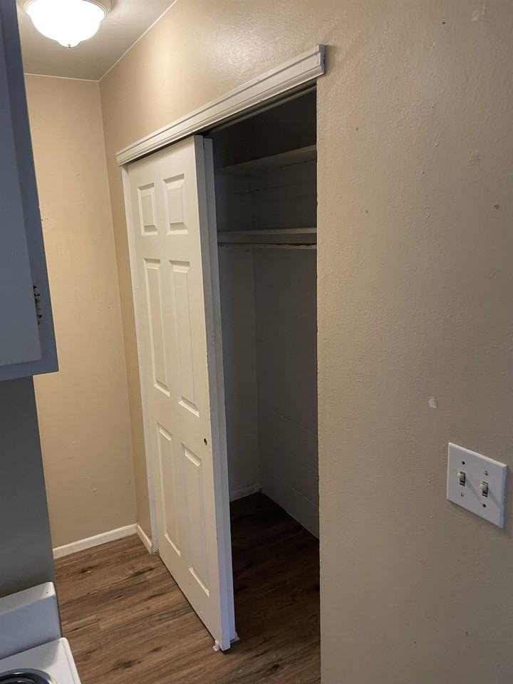 225 North Sherwood Street - Photo 6 of 30