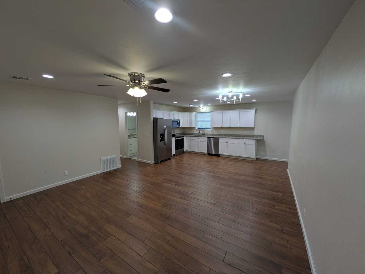 906 Parkview Dr #1 - Photo 4 of 28