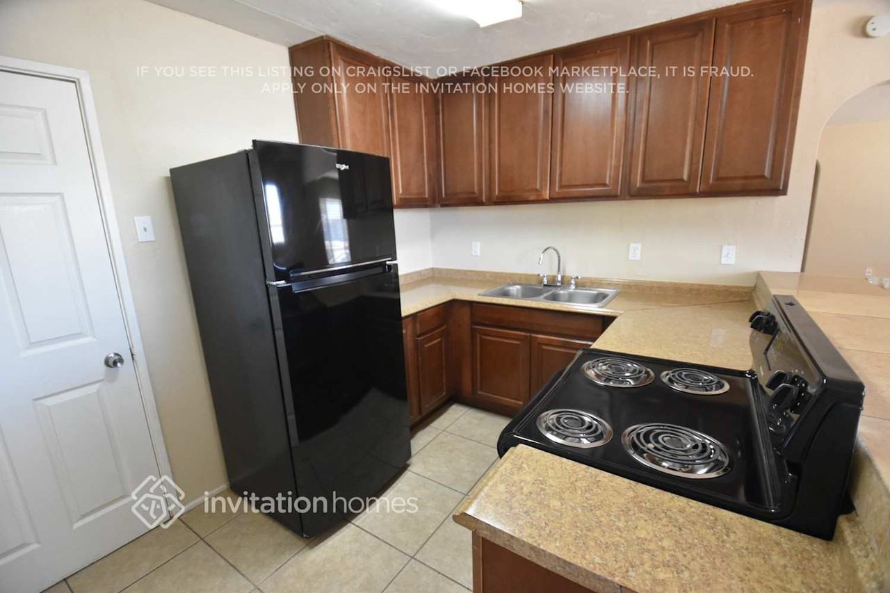 3026 W Lawrence Ln - Photo 4 of 16