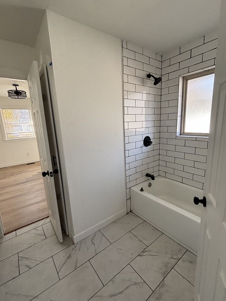 915 S 6th St #1 - Photo 7 of 27