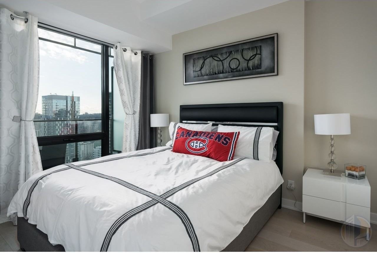 1288 Av Des Canadiens-De-Montréal - Photo 3 of 7