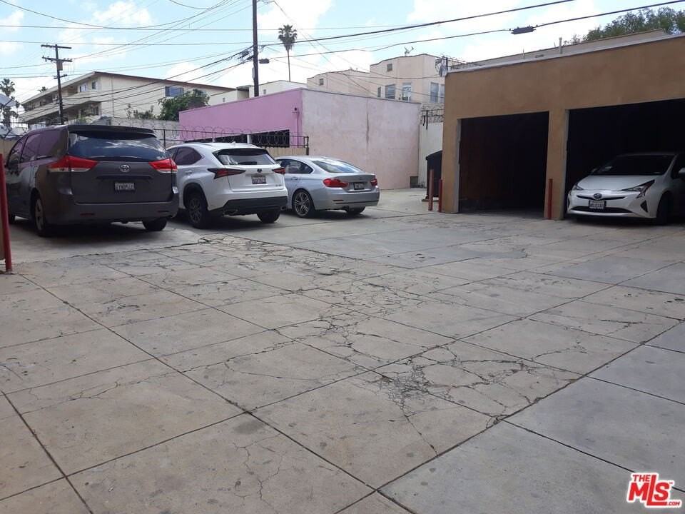 150 S Kenmore Ave Unit 150 1/2 #150-1-2 - Photo 2 of 9