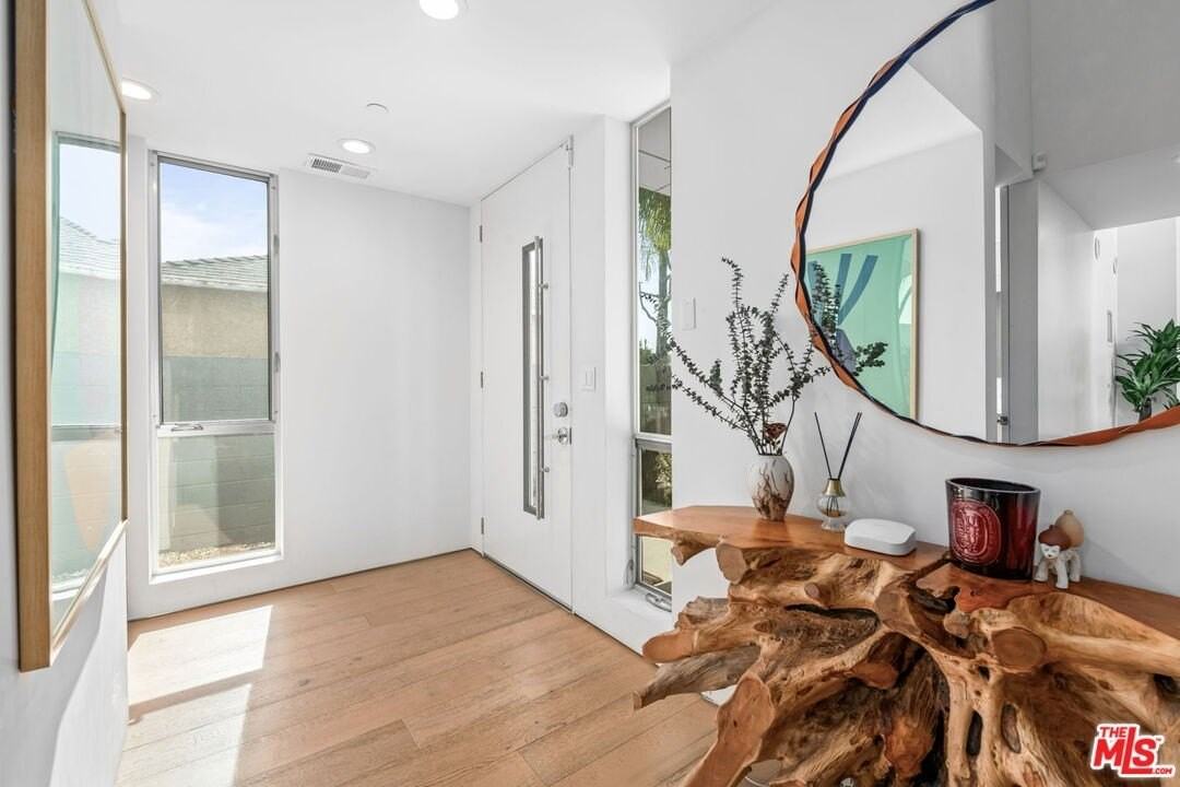 2736 Armacost Ave - Photo 4 of 43