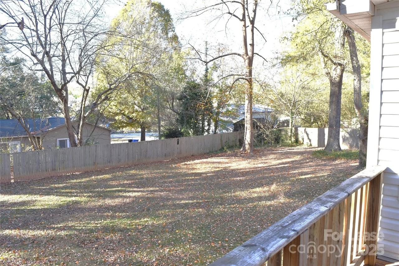 320 W Stewart Ave - Photo 3 of 33