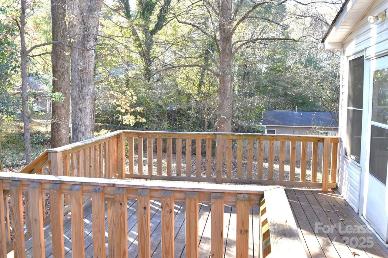 320 W Stewart Ave - Photo 4 of 33