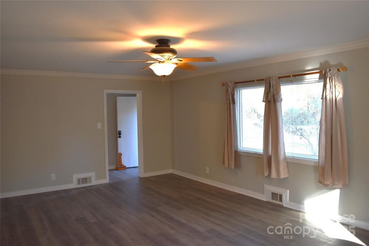 320 W Stewart Ave - Photo 7 of 33