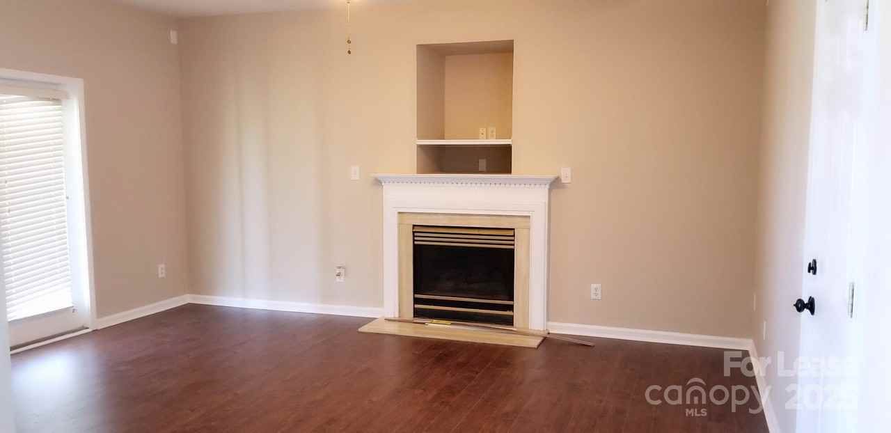 2319 Comfrey Ct - Photo 2 of 5