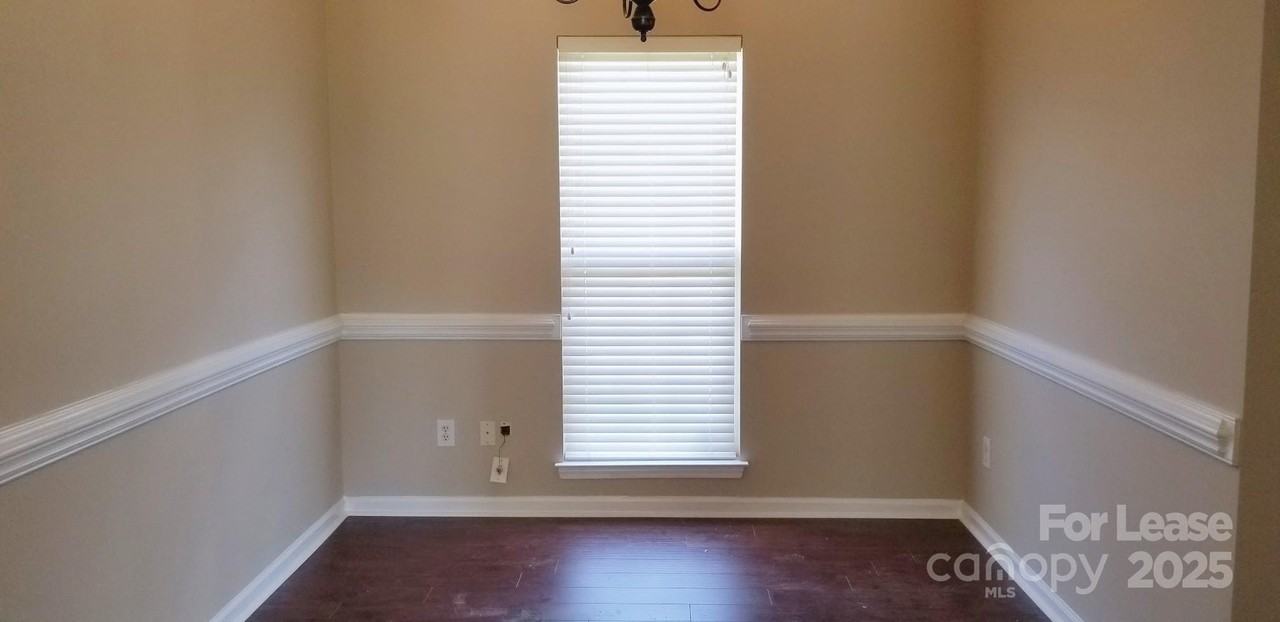 2319 Comfrey Ct - Photo 3 of 5