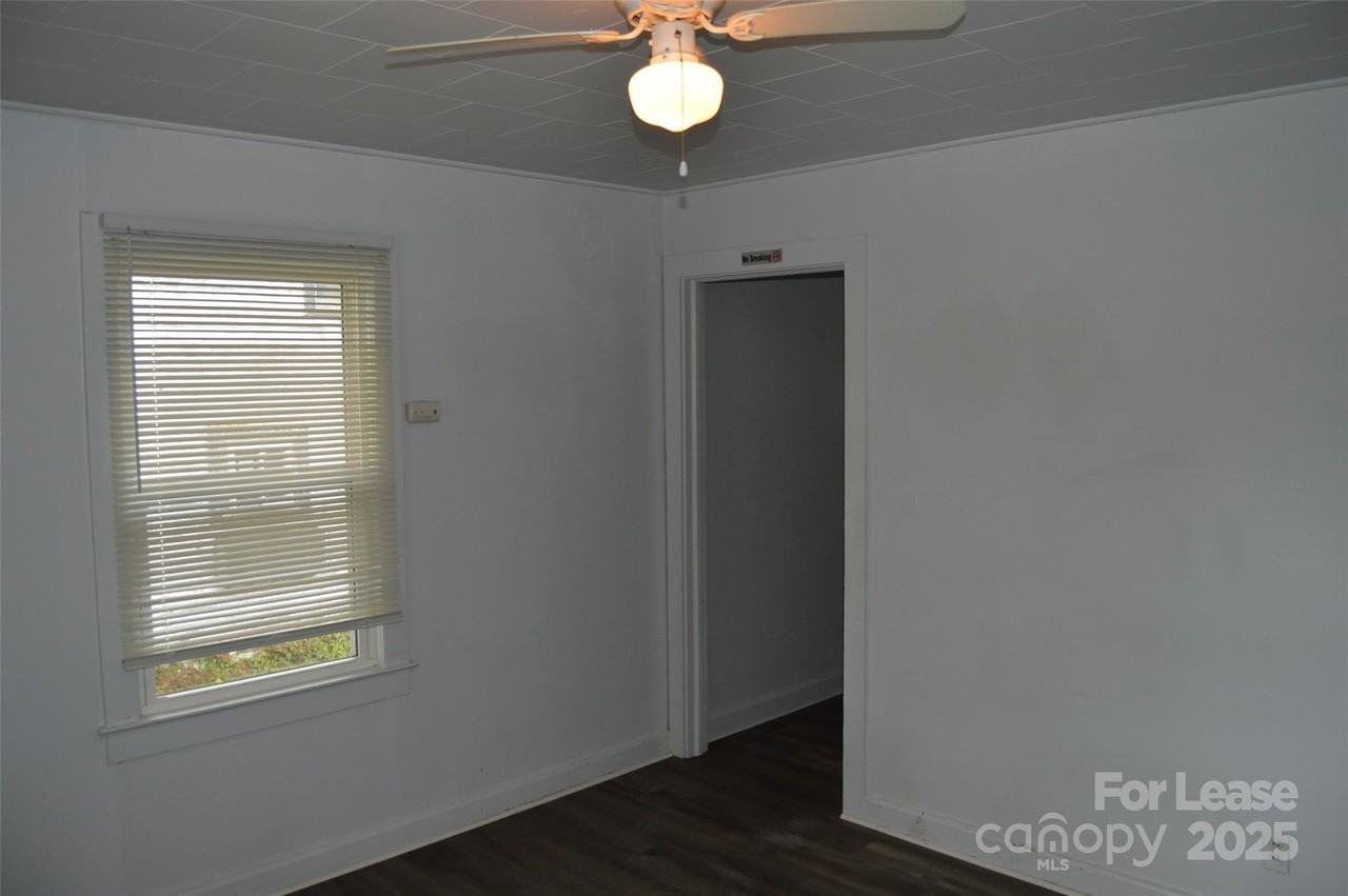 511 S Elm St - Photo 3 of 12