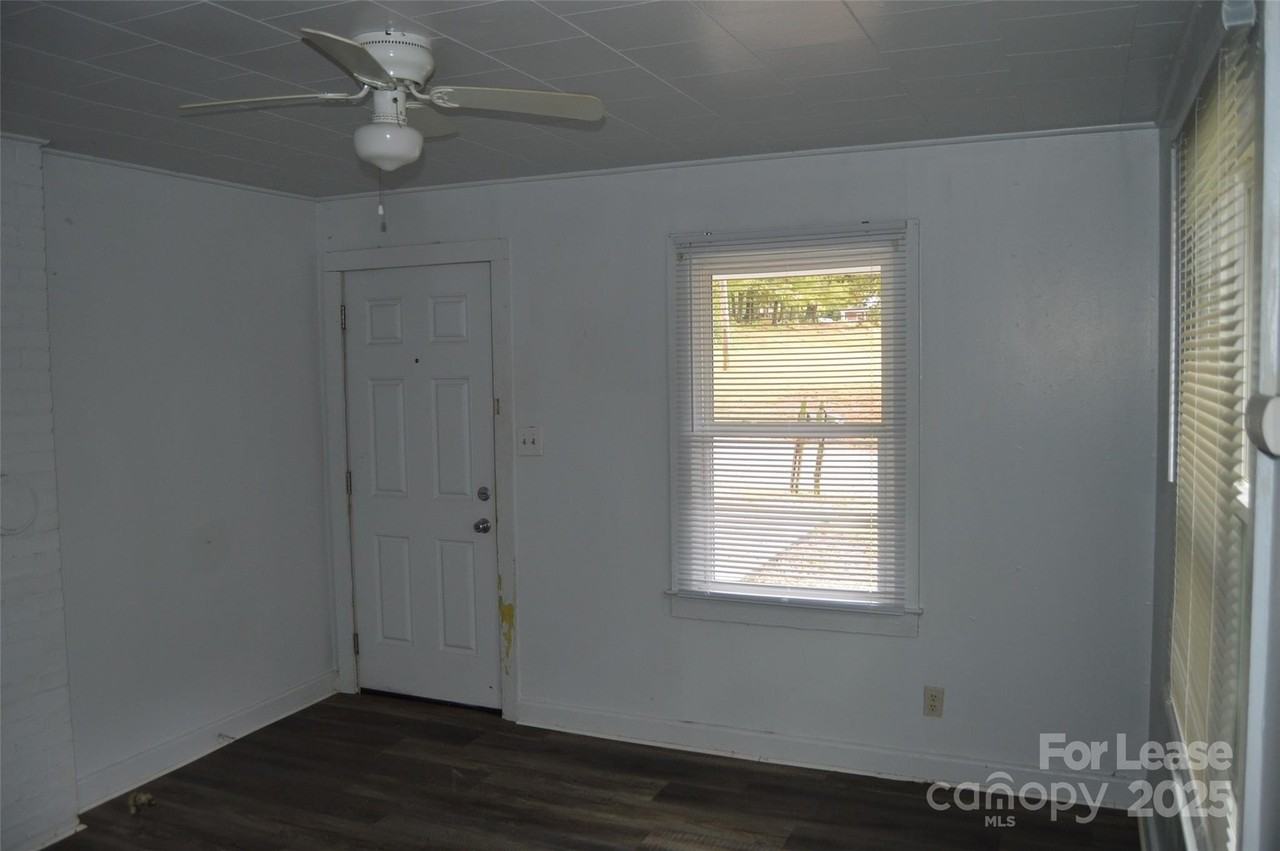 511 S Elm St - Photo 4 of 12