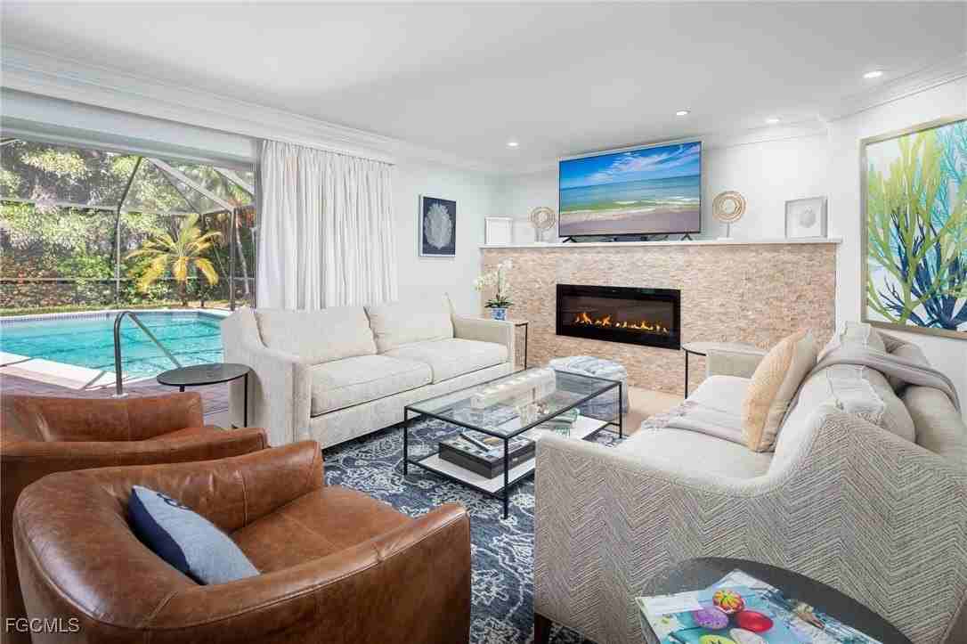 635 Fountainhead Ln - Photo 4 of 28