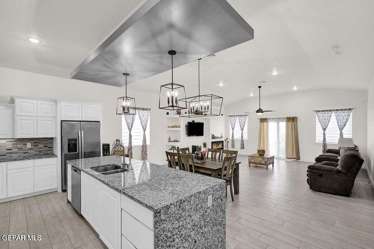 12365 Desert Wolf Ave - Photo 5 of 17