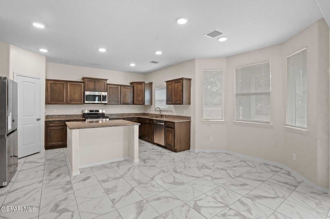 11506 Summer Dr - Photo 6 of 41