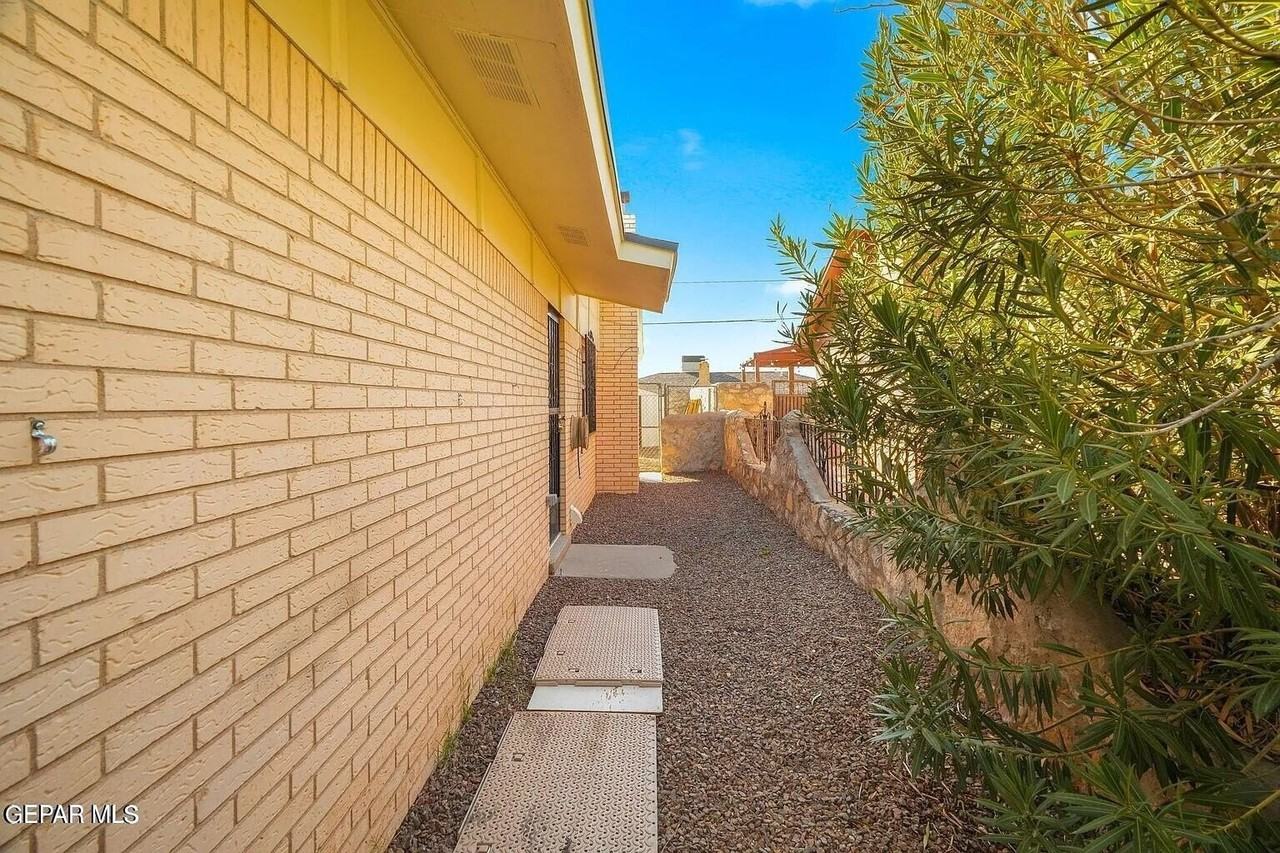 10182 Bon Aire Dr - Photo 3 of 10