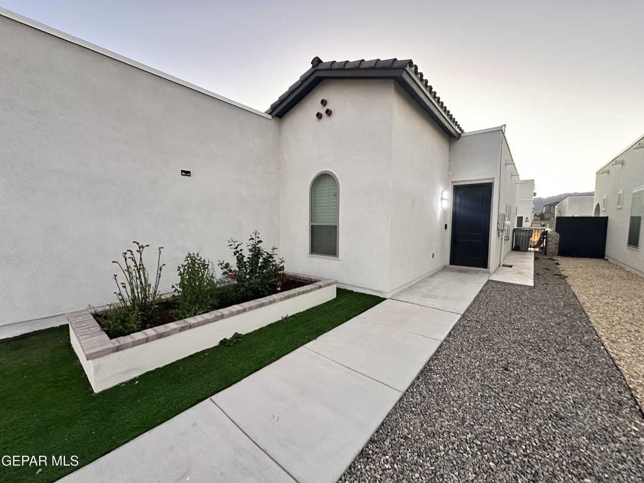 10729 Deion Sanders Dr - Photo 2 of 33