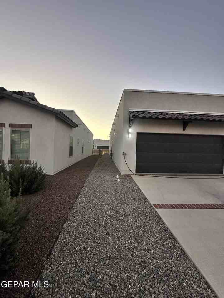 10729 Deion Sanders Dr - Photo 4 of 33