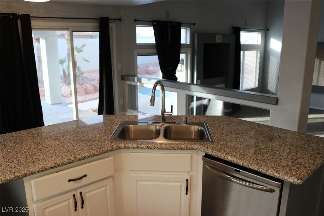 3733 Deer Flats St - Photo 7 of 44