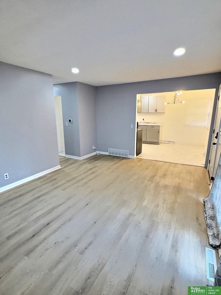 5119 Pratt St - Photo 4 of 17