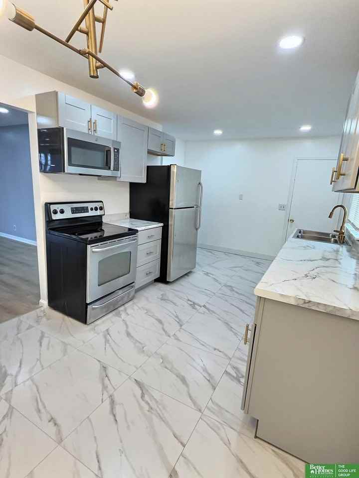 5119 Pratt St - Photo 5 of 17