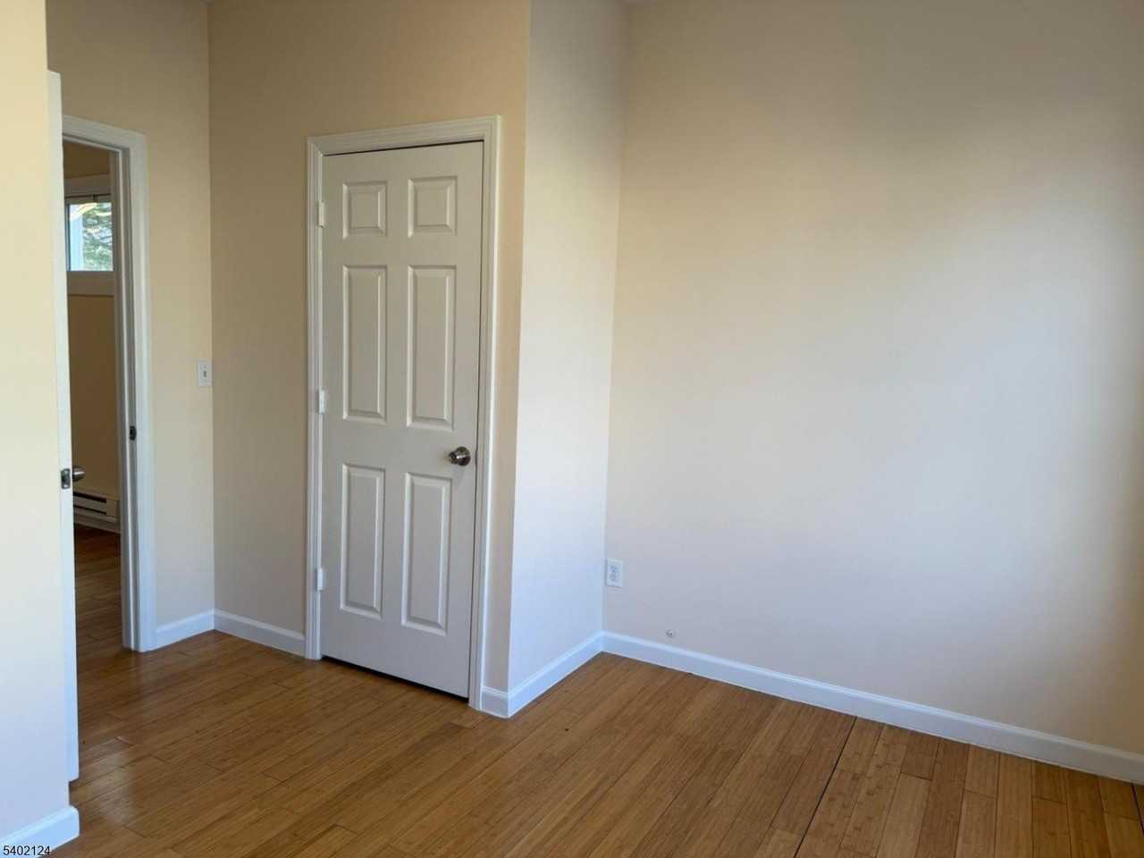 179 22nd St #4 - Photo 3 of 15