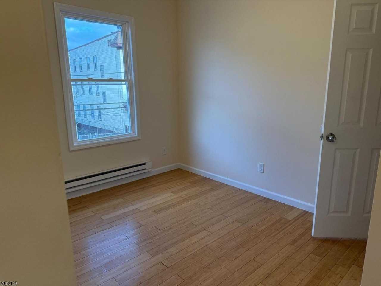 179 22nd St #4 - Photo 5 of 15