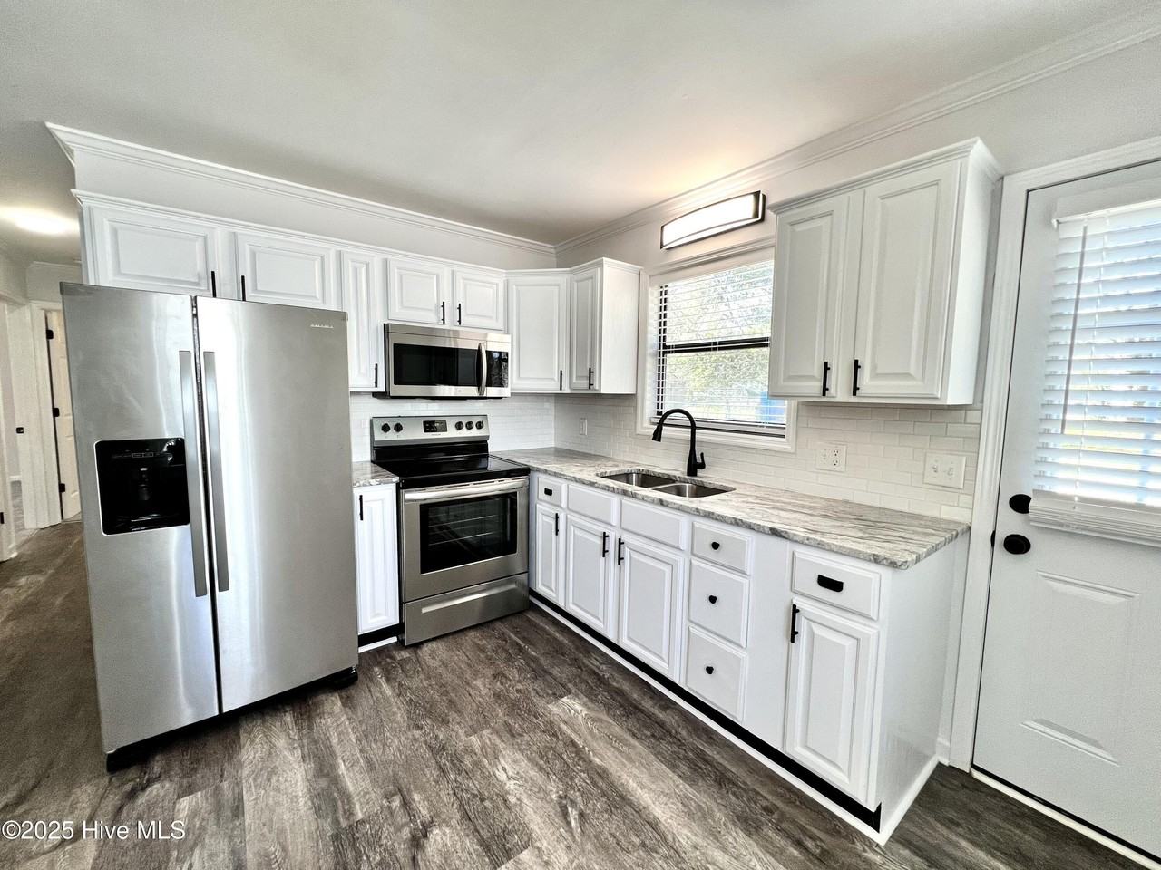 1003 Mcrae St - Photo 4 of 12