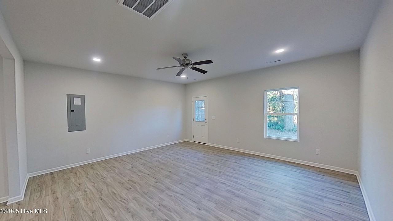 460 Maides Ave - Photo 3 of 25